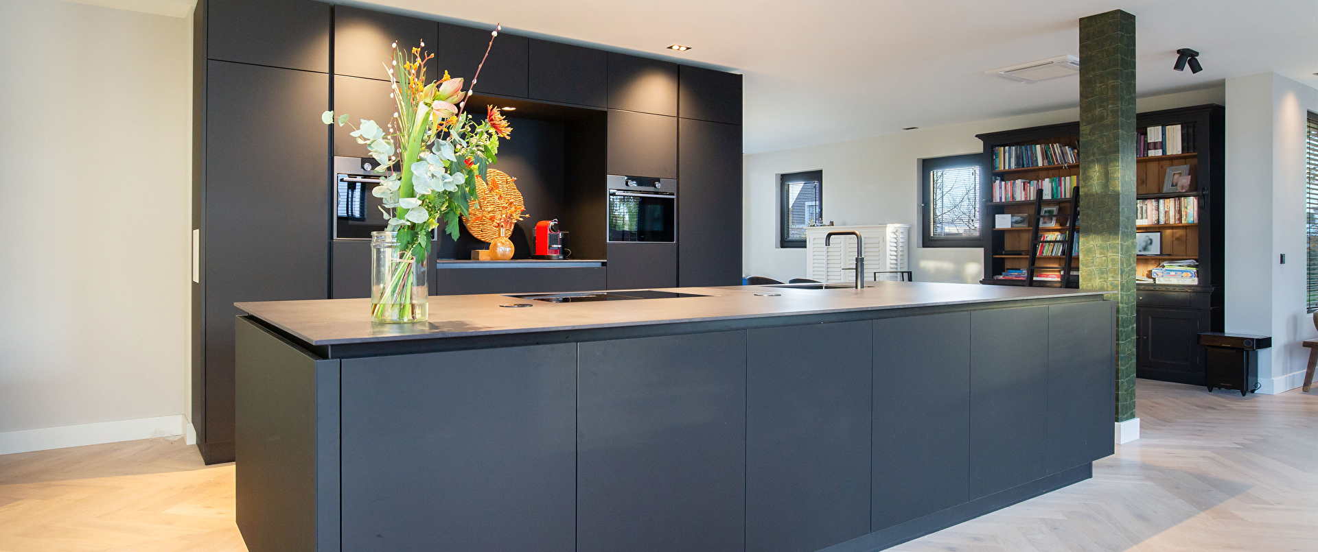 Moderne zwarte eilandkeuken met stijlvolle woonuitstraling