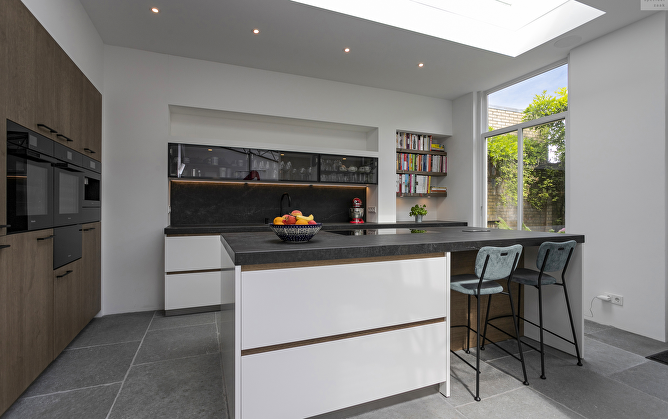 Witte designkeuken met warm eiken accenten en hotel chique uitstraling