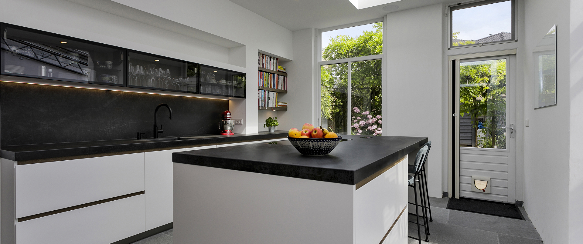 Witte designkeuken met warm eiken accenten en hotel chique uitstraling