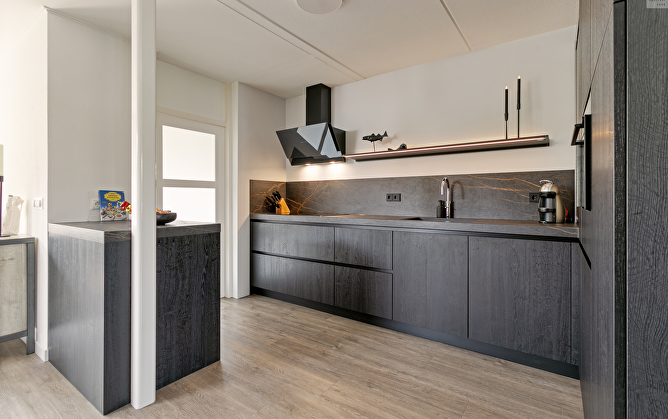Greeploze designkeuken met warme houtstructuur en luxe afwerking
