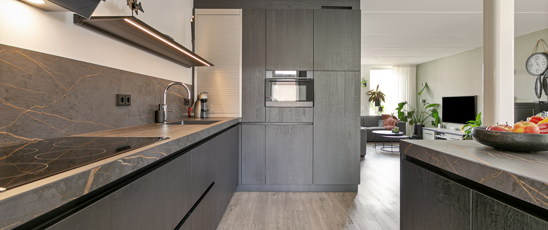 Greeploze designkeuken met warme houtstructuur en luxe afwerking
