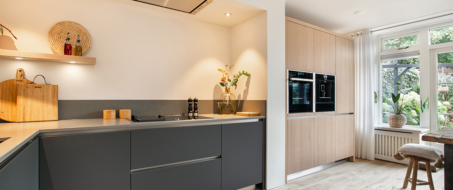 Greeploze designkeuken in zachte tinten met warme eiken accenten